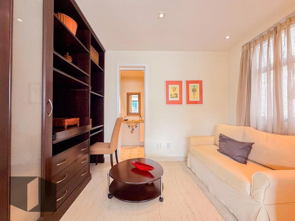 Furnished apartment, 186 m², with a grill on the balcony — photo 34