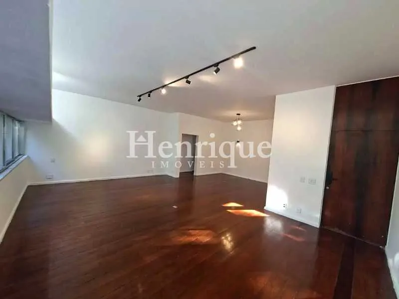 Apartment, 170 m², with wood or laminate floors — photo 20