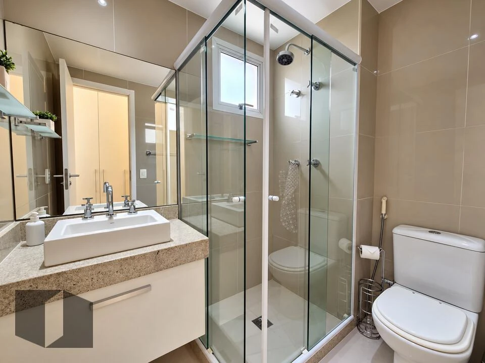 Bathtub in a 4-bedroom apartment, 226 m² — photo 23