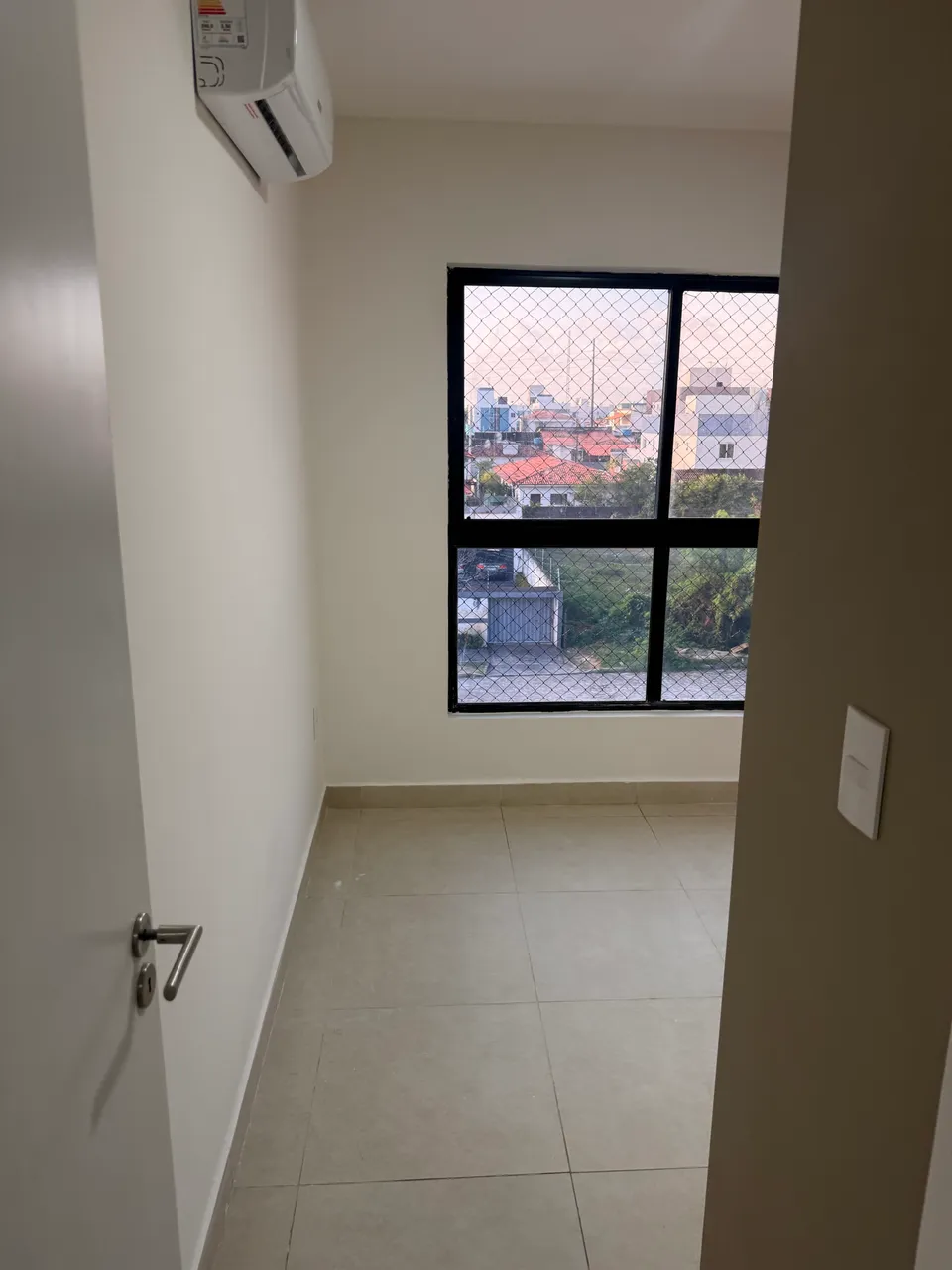 Balcony with a grill in a 2-bedroom apartment, 110 m² — photo 7