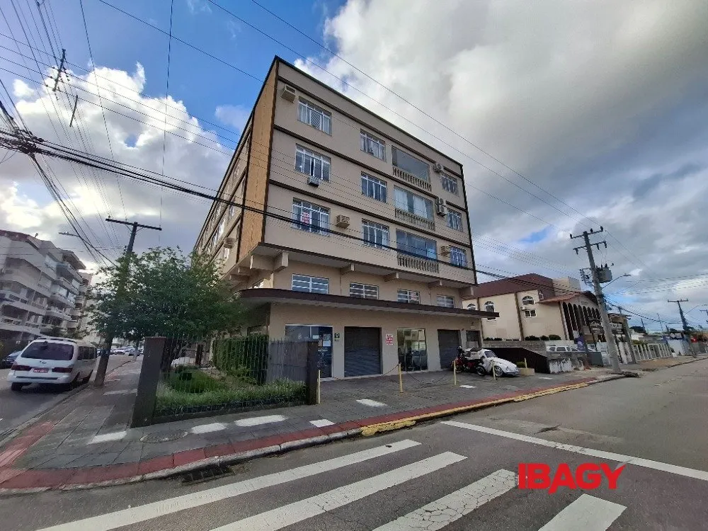 Apartamento de 4 dormitorios con chimenea y 1 suite — photo 3