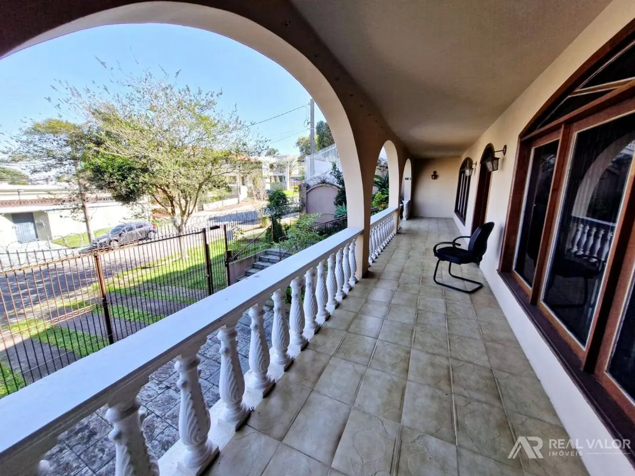 House with 5 bedrooms and 5 bathrooms, closed kitchen — photo 9