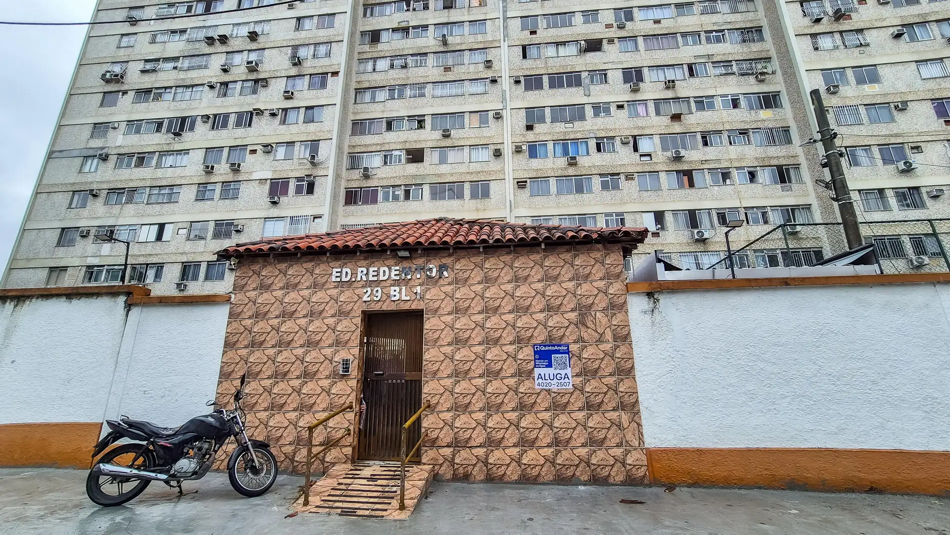 One-bedroom apartment with a washing machine — photo 35