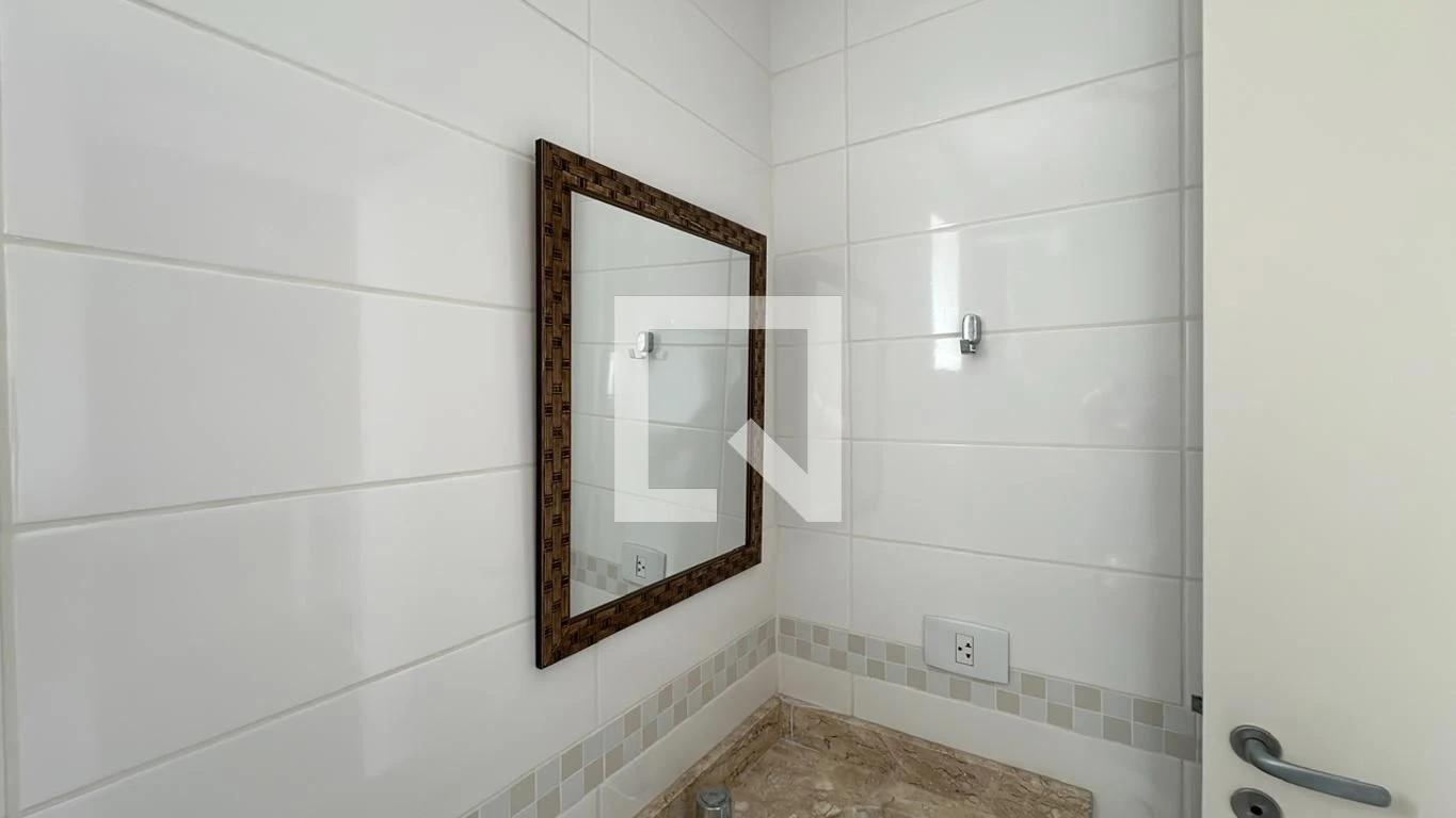 3-bedroom house with a glass-enclosed balcony in Curitiba — photo 49