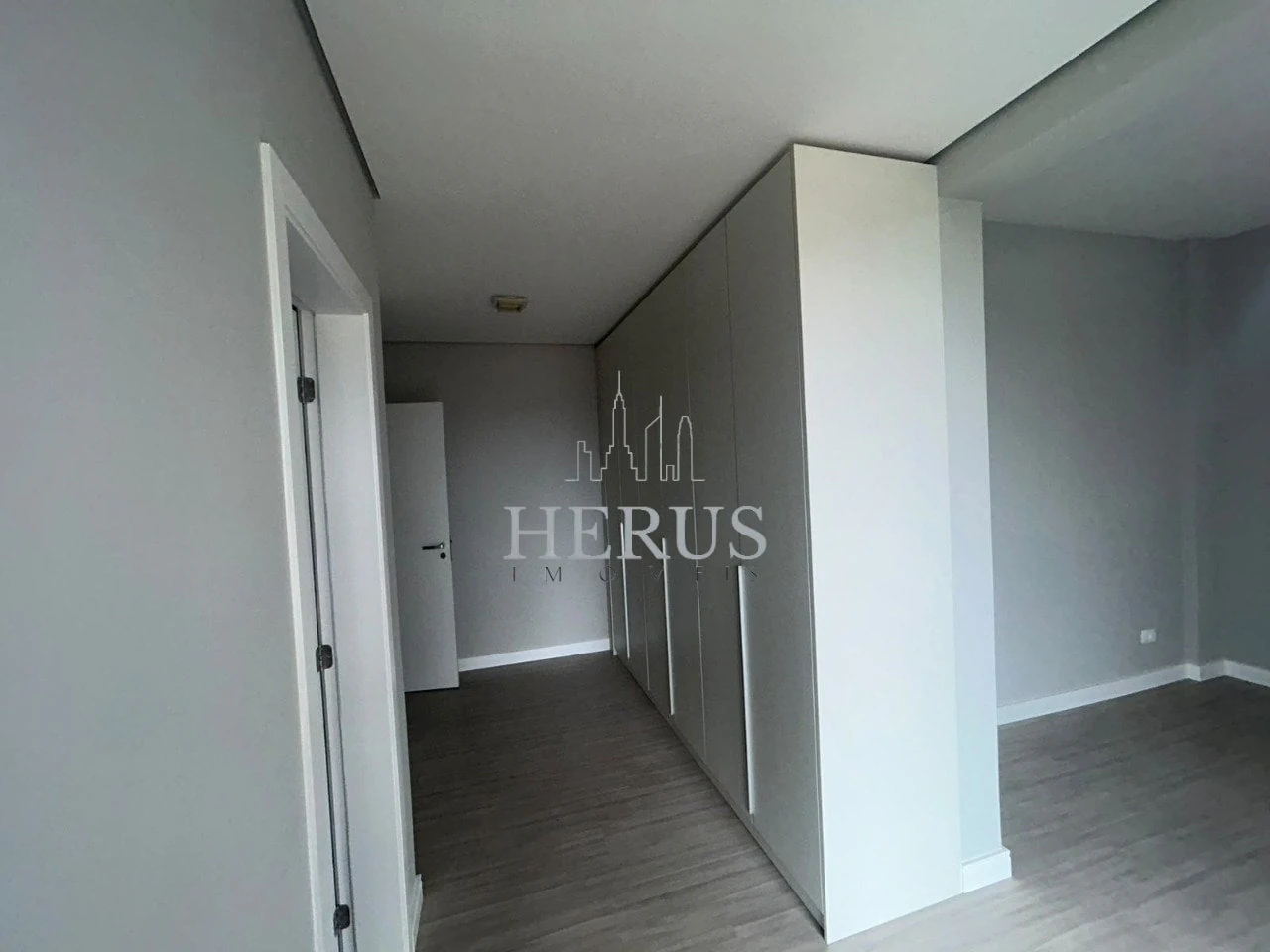 Apartamento de 2 quartos com janelas do piso ao teto — photo 23