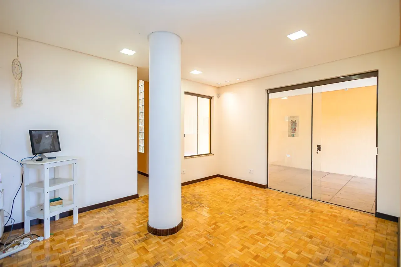 Furnished house with 5 bedrooms and 470 m² — photo 96