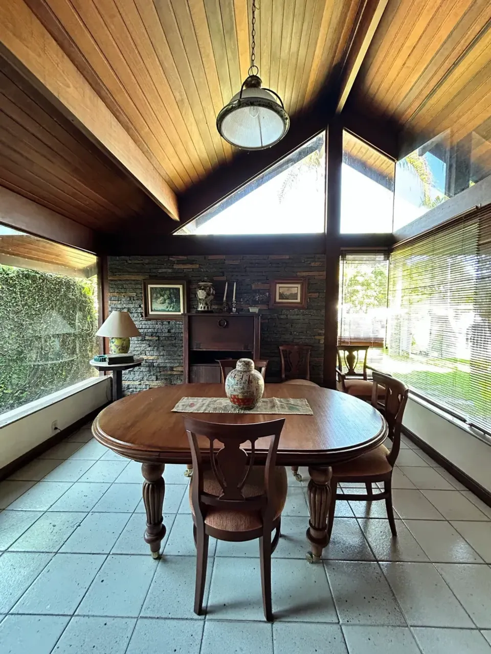 House with 4 bedrooms and 5 bathrooms plus shared pool area — photo 5
