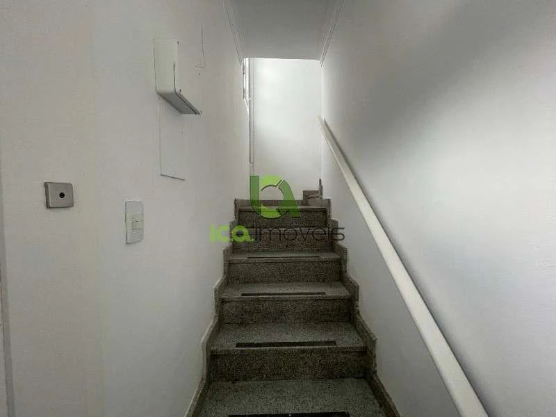 3-bedroom apartment with wood floors — photo 4