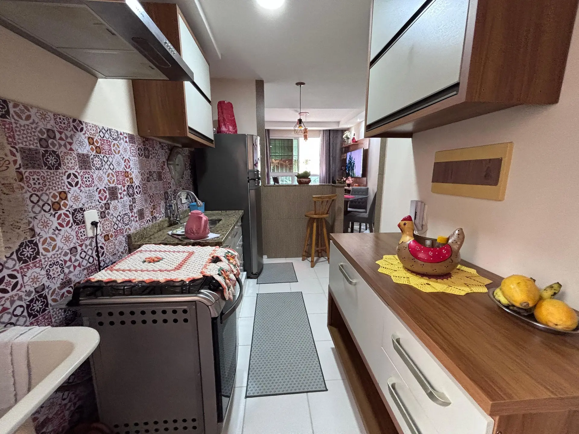 Furnished 2-bedroom apartment with open-plan gas kitchen — photo 13