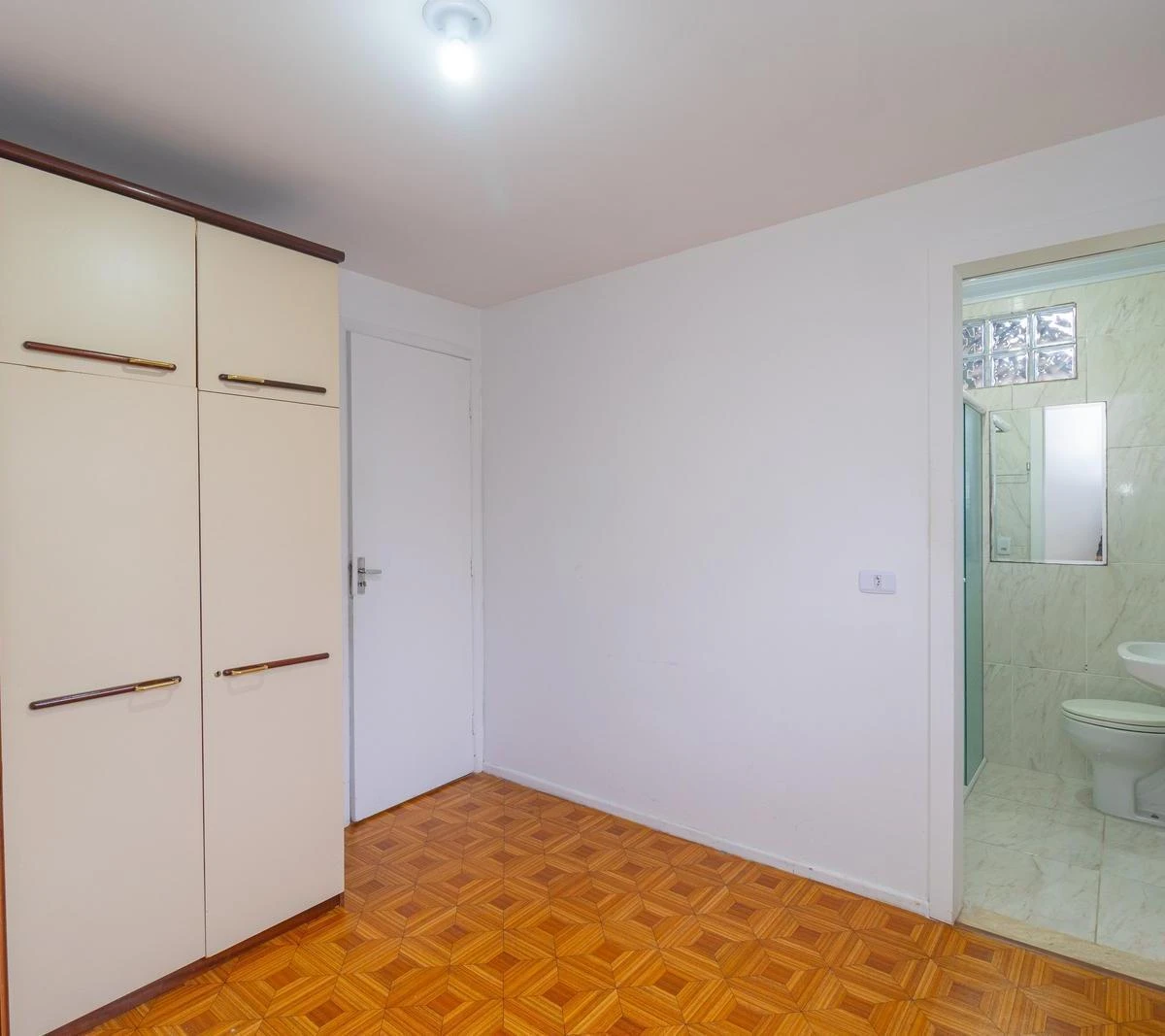 3-bedroom house with wood or laminate floors — photo 8
