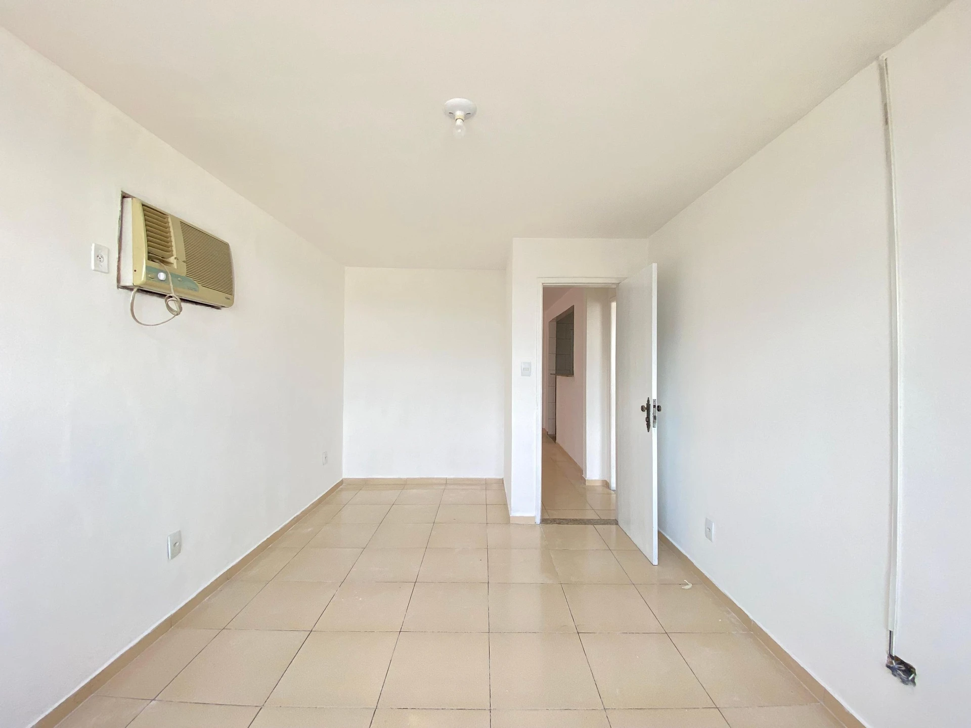 Casa com 2 quartos e banho com box de vidro