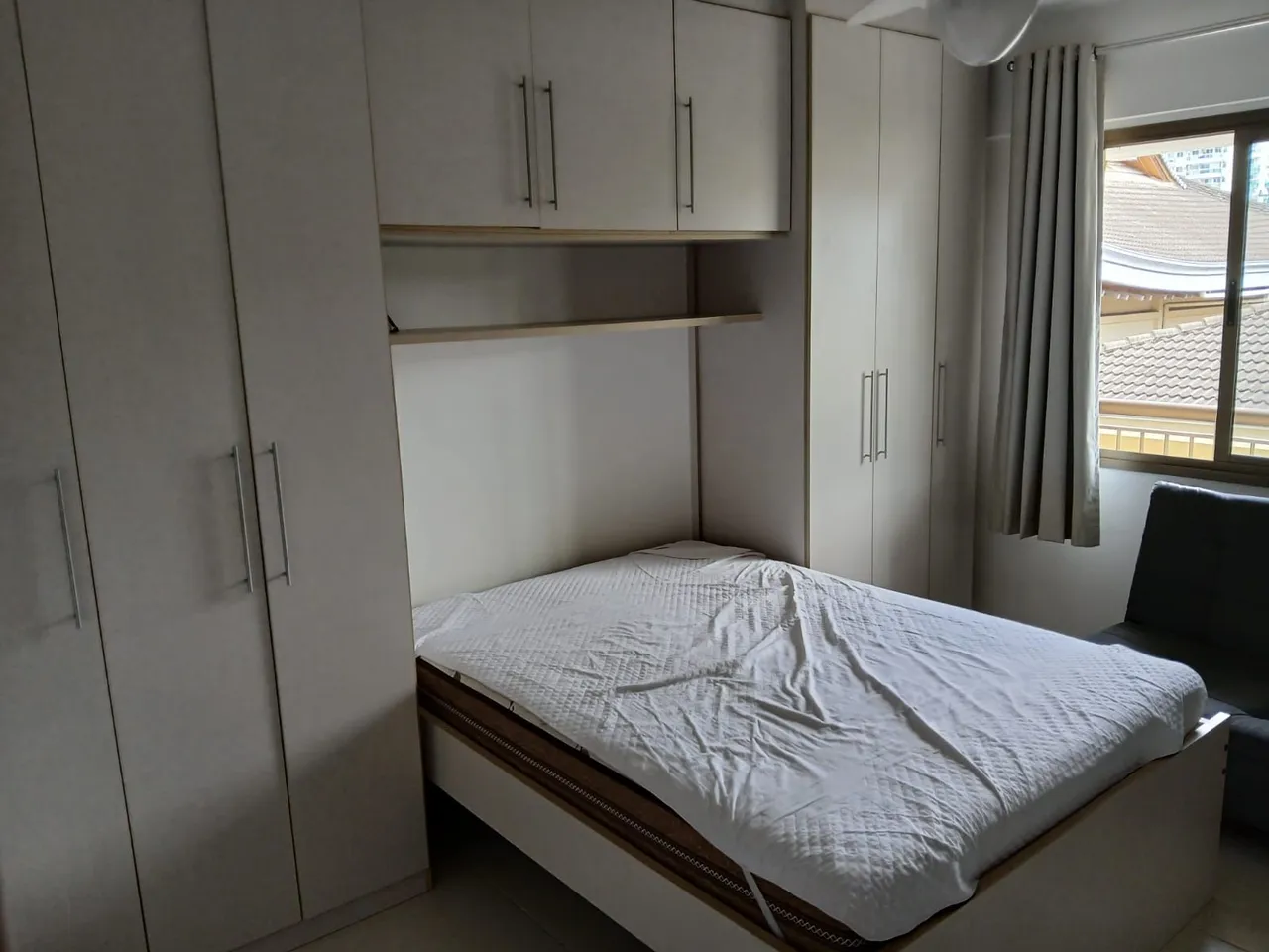 One-bedroom apartment in a building with a gym — photo 11