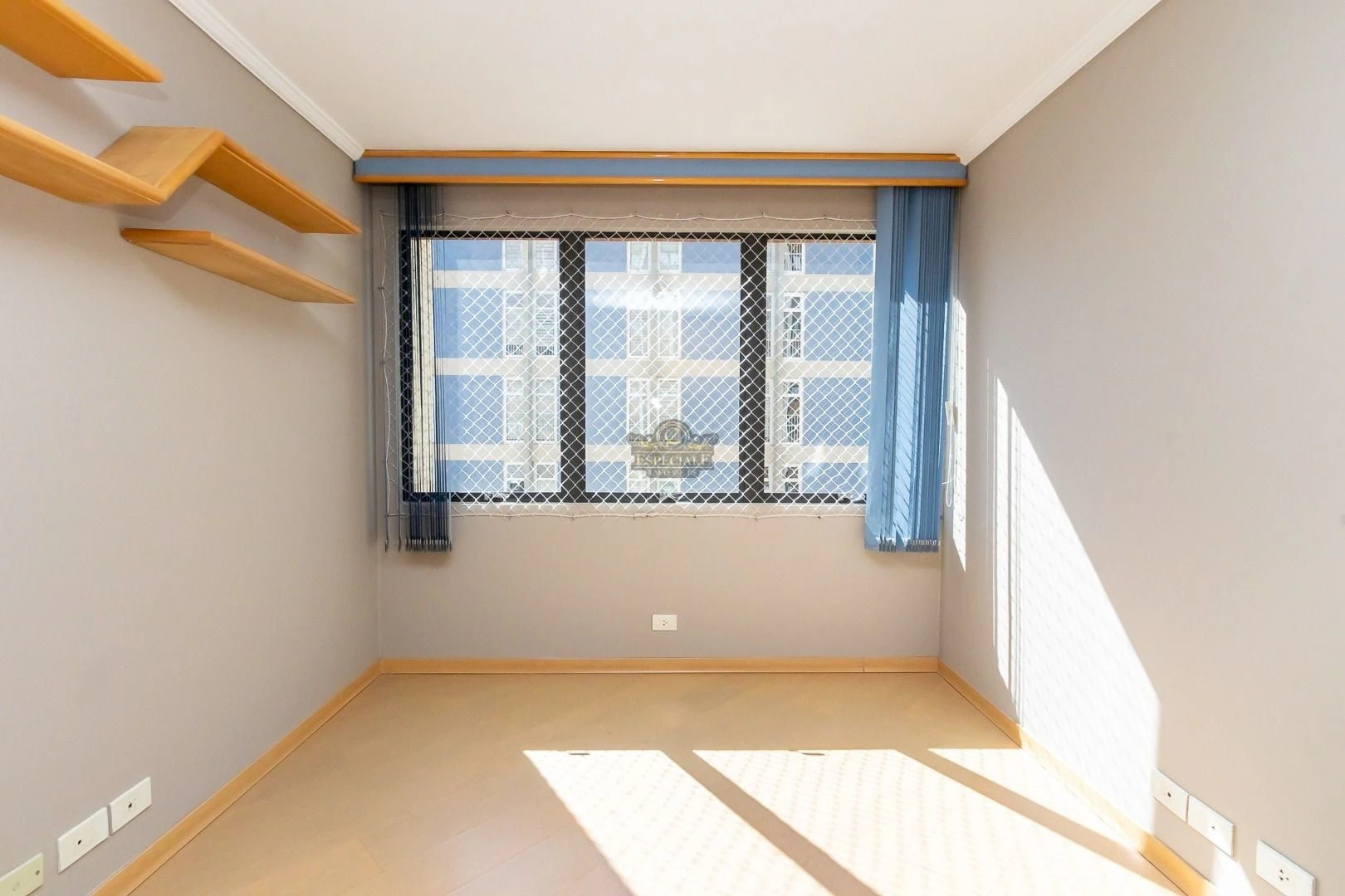 Wood or laminate floors in a 3-bedroom apartment, 86 m² — photo 23