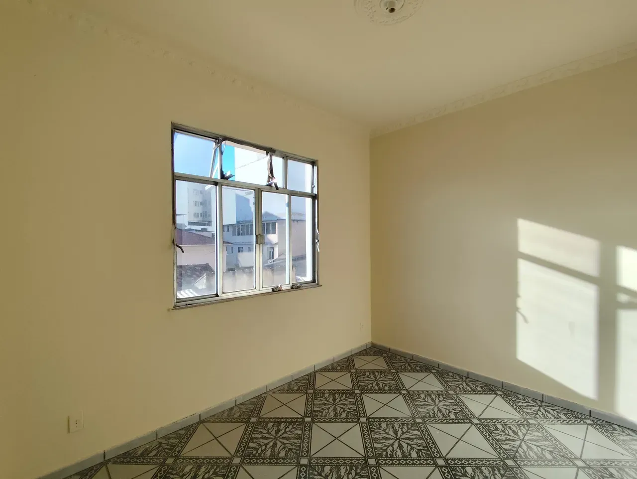 Unfurnished apartment with 3 bedrooms and 1 bathroom — photo 12