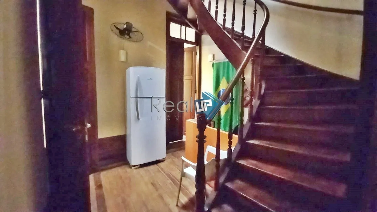 Colonial-style house with 3 bedrooms and a balcony — photo 61
