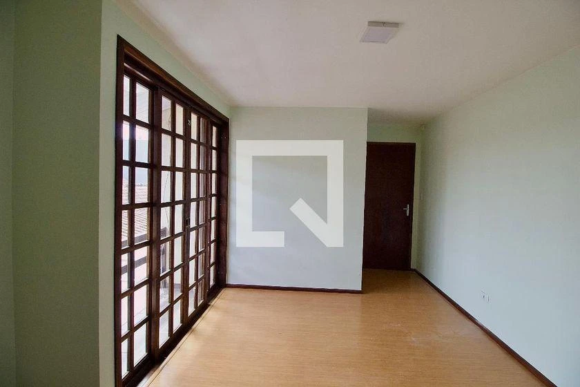 4-bedroom house with wood or laminate floors in Curitiba — photo 32