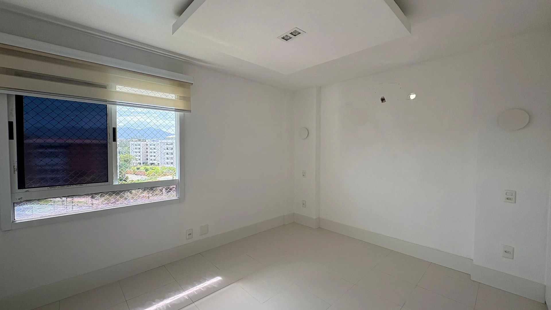 3-bedroom apartment with a glass-enclosed balcony — photo 28