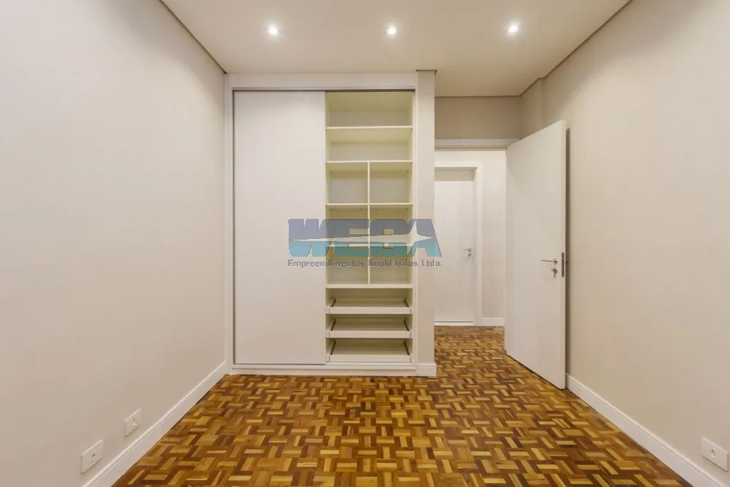 3-bedroom apartment with a walk-in closet — photo 11