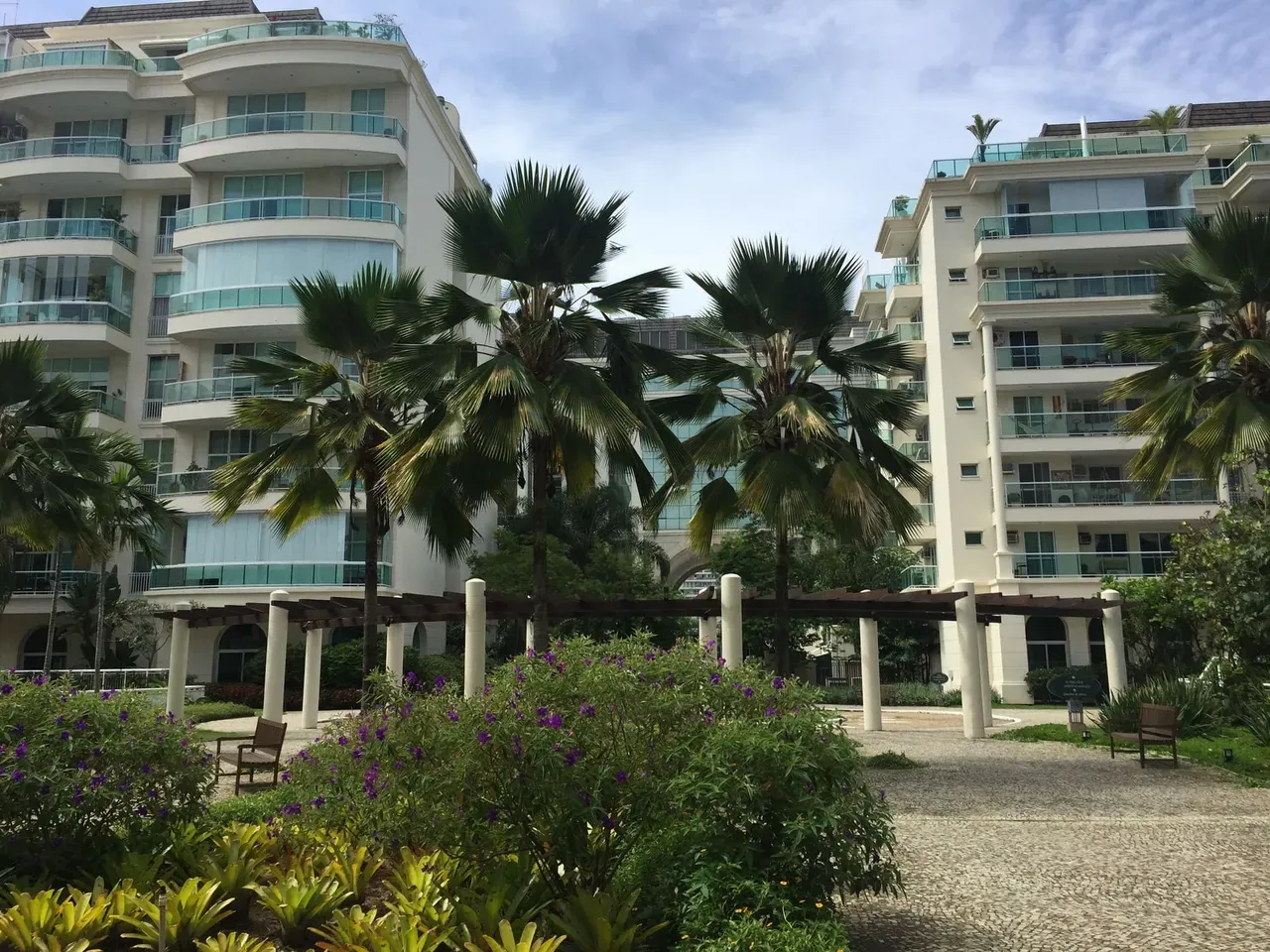 Furnished 1-bedroom apartment with 2 bathrooms — photo 23