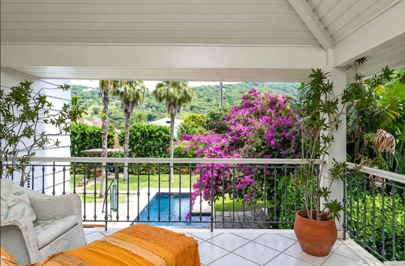 Furnished house, 660 m², with a water view — photo 12