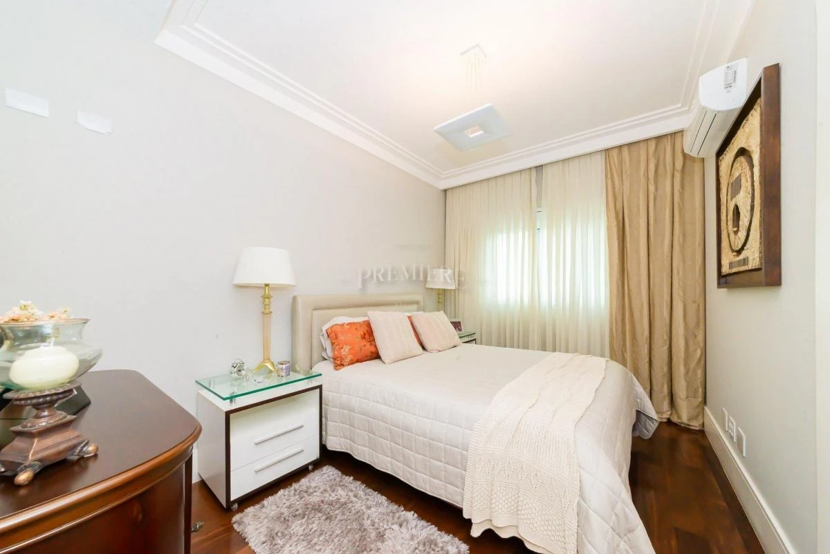 Apartment with 4 bedrooms and 5 baths, with a balcony — photo 18