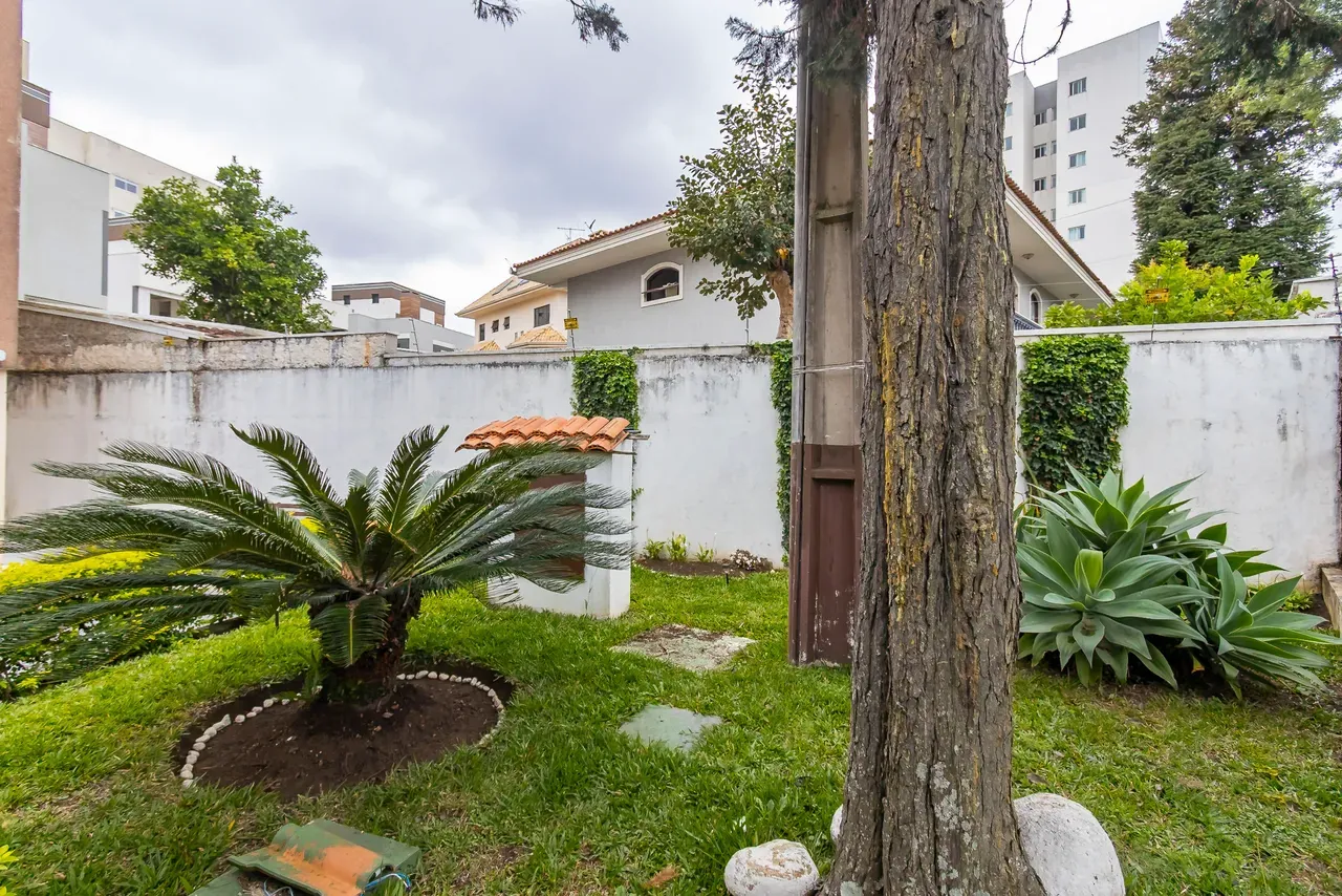 2-bedroom apartment with wood or laminate floors in Curitiba — photo 17