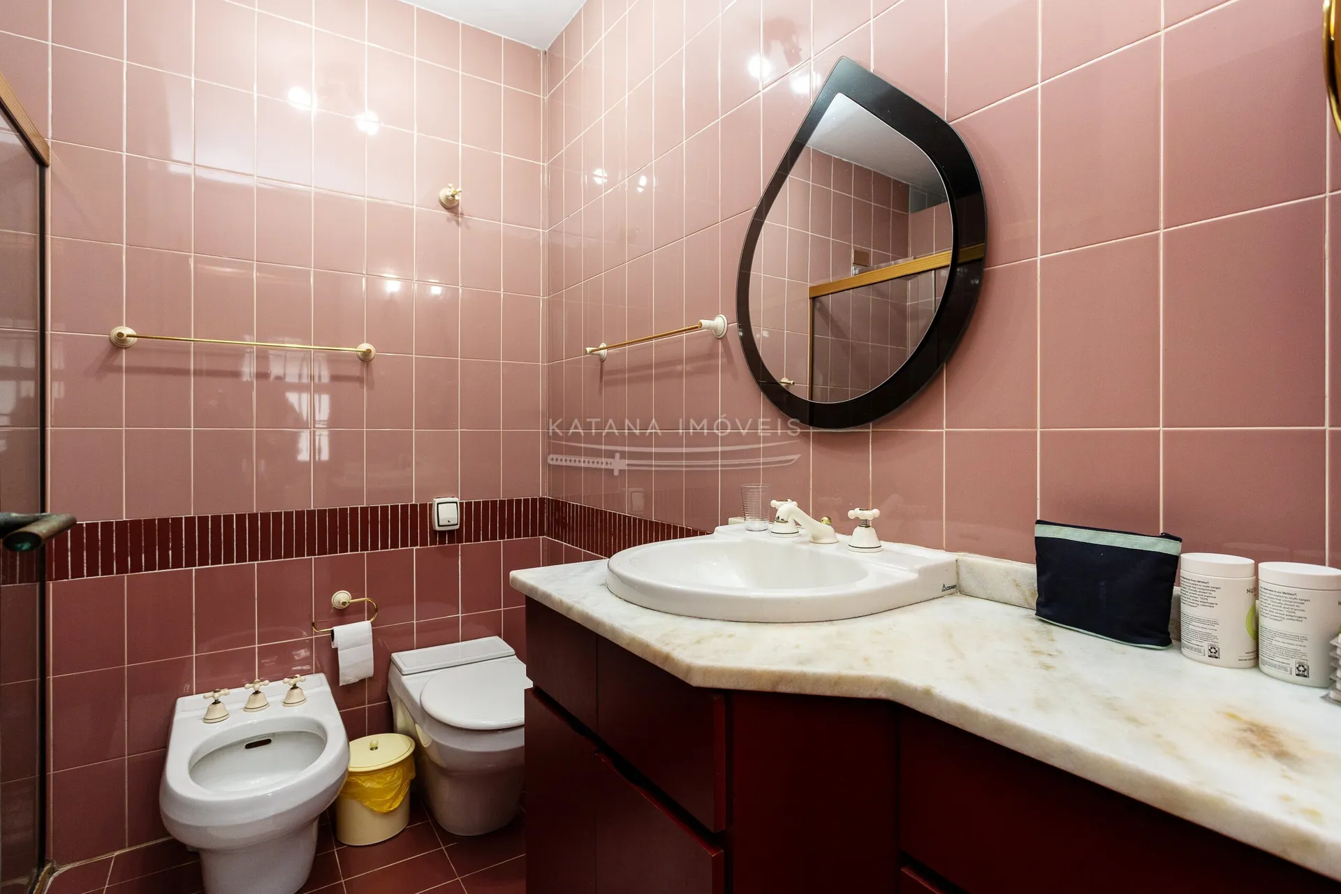 House with a closed kitchen and gas stove, 4 bedrooms — photo 22