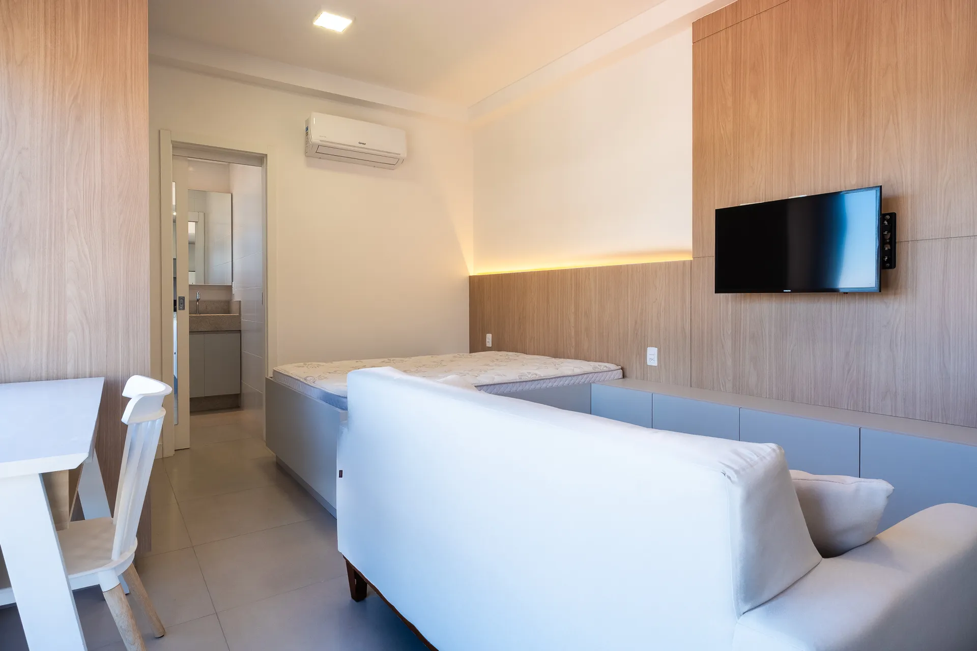 Furnished studio, 35 m², with floor-to-ceiling windows