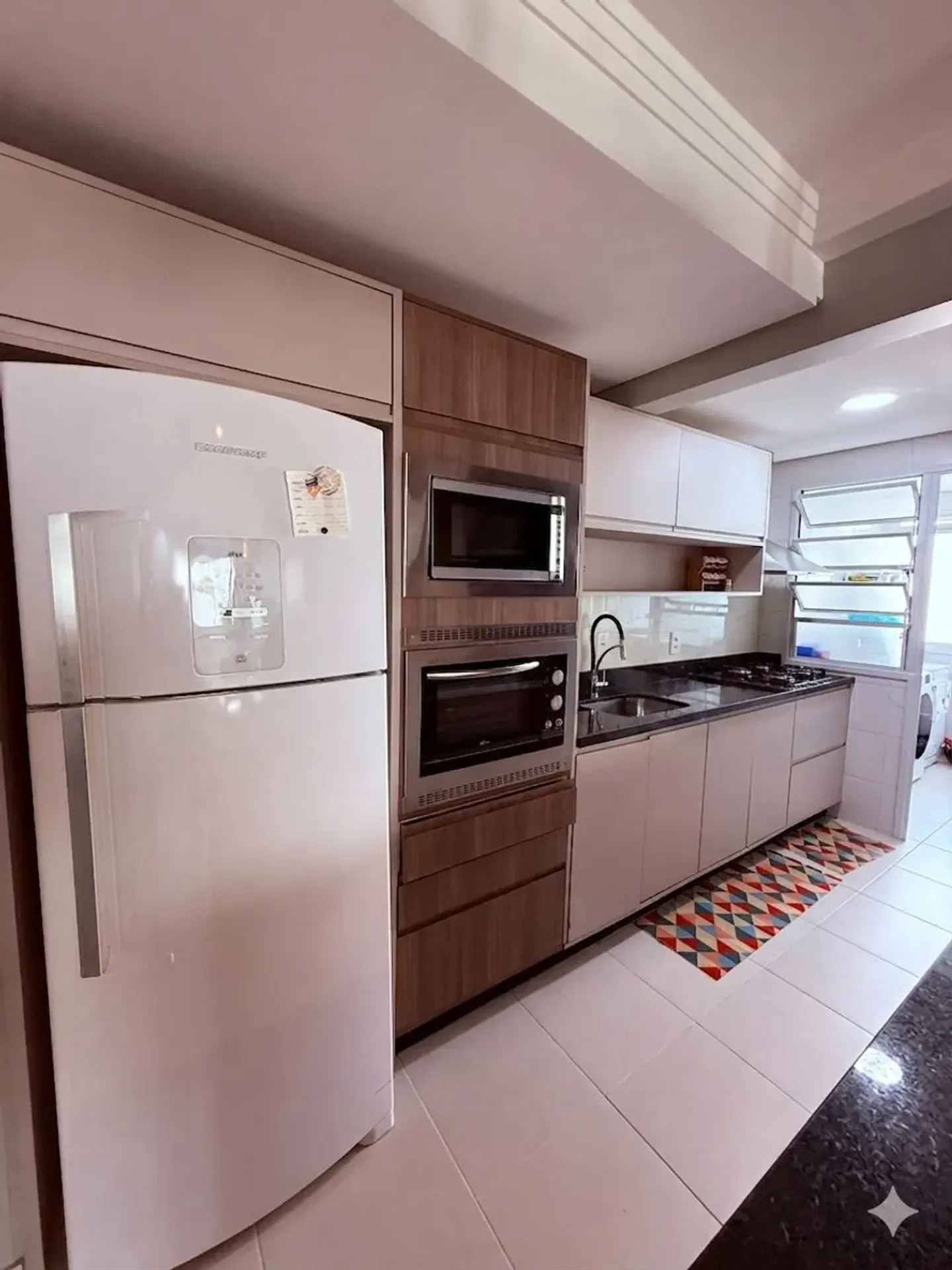 Apartamento mobiliado com 2 suítes e jardim privativo
