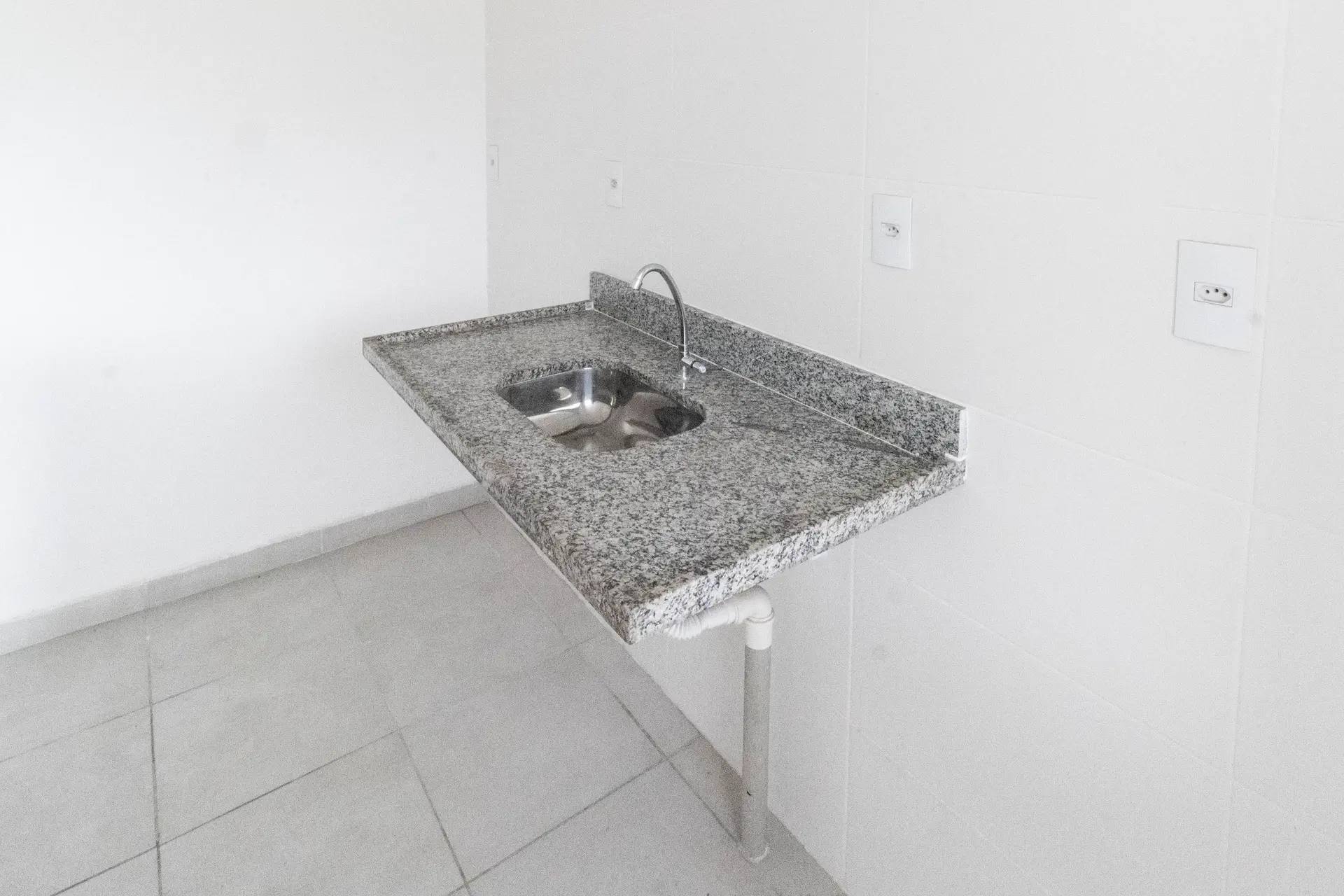 2-bedroom apartment in a building with a gym — photo 7