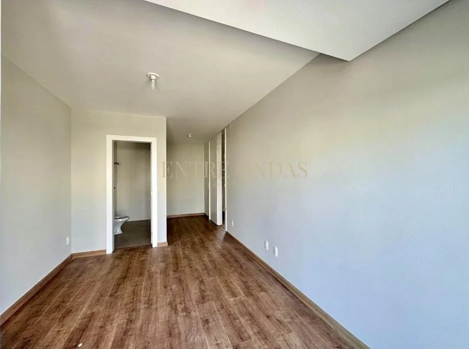 Water view in a 4-bedroom house, 263 m² — photo 64