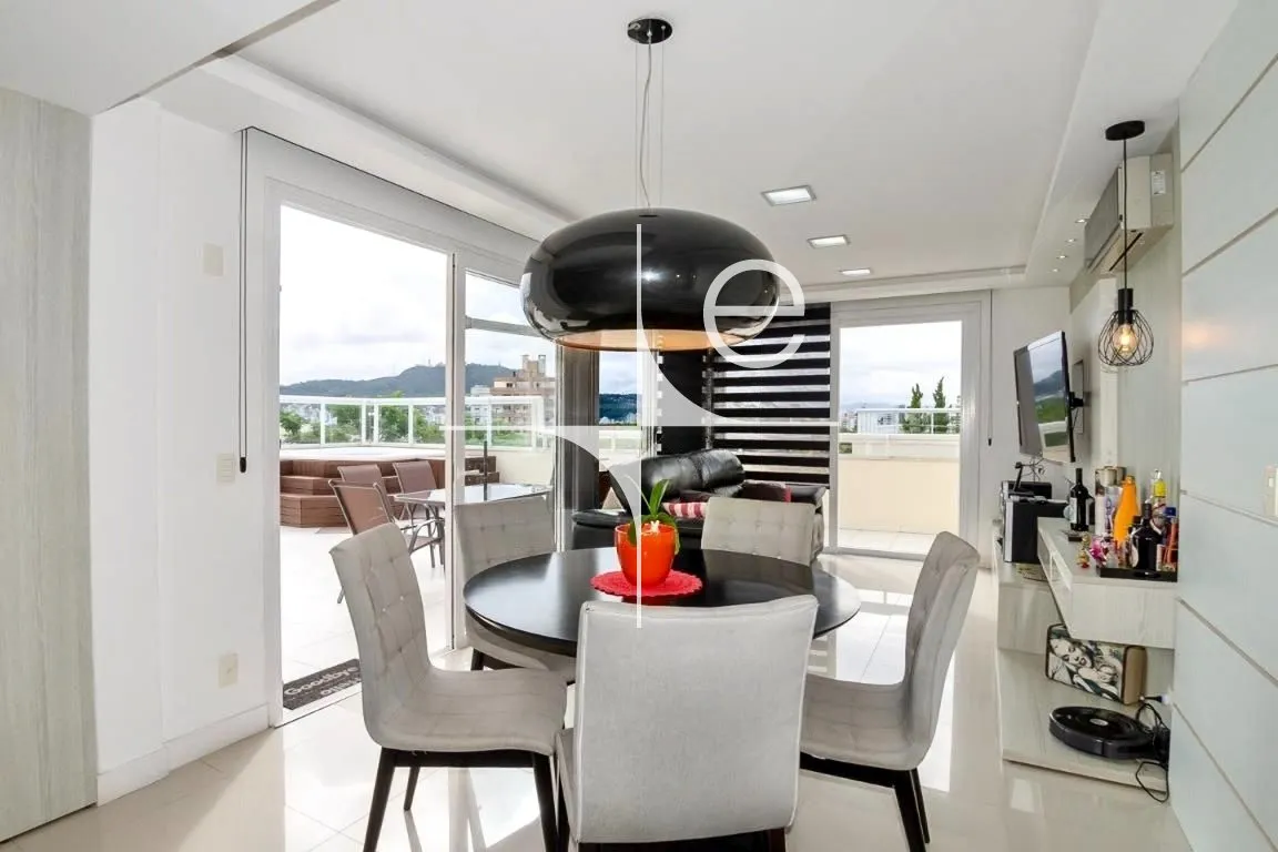 Rooftop apartment with 3 en-suites and spa terrace