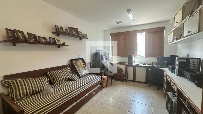 Walk-in closet in a 5-bedroom house, 250 m² — photo 28