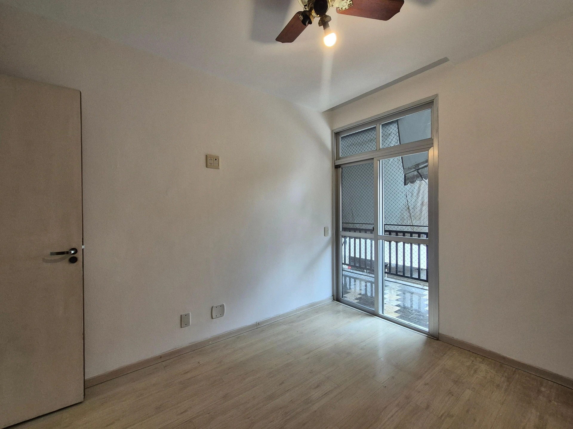 4-bedroom apartment with 3 bathrooms and a balcony — photo 14