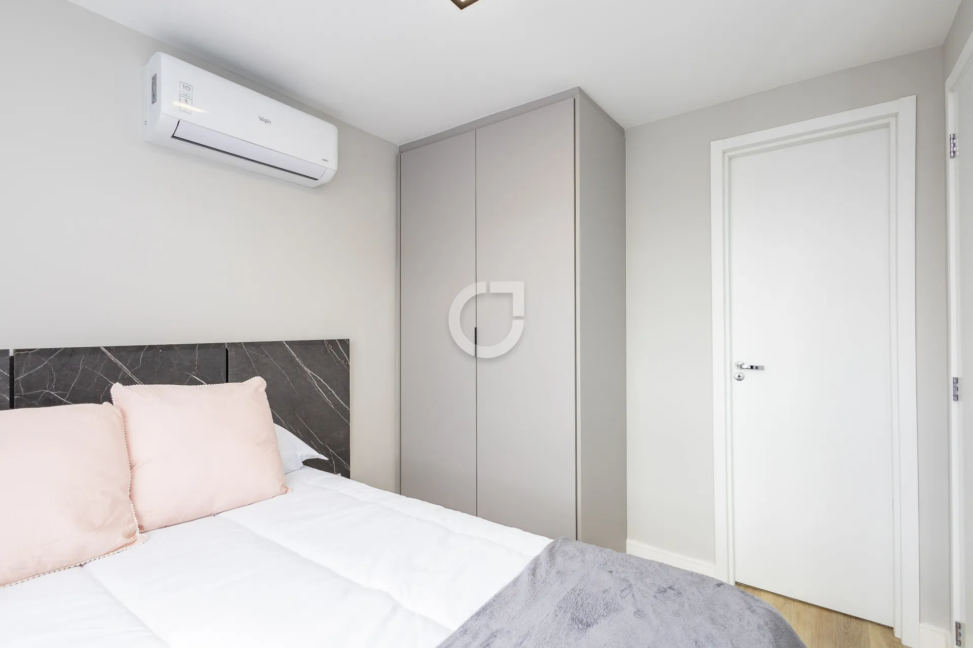Furnished 1-bedroom apartment with open-plan kitchen — photo 10