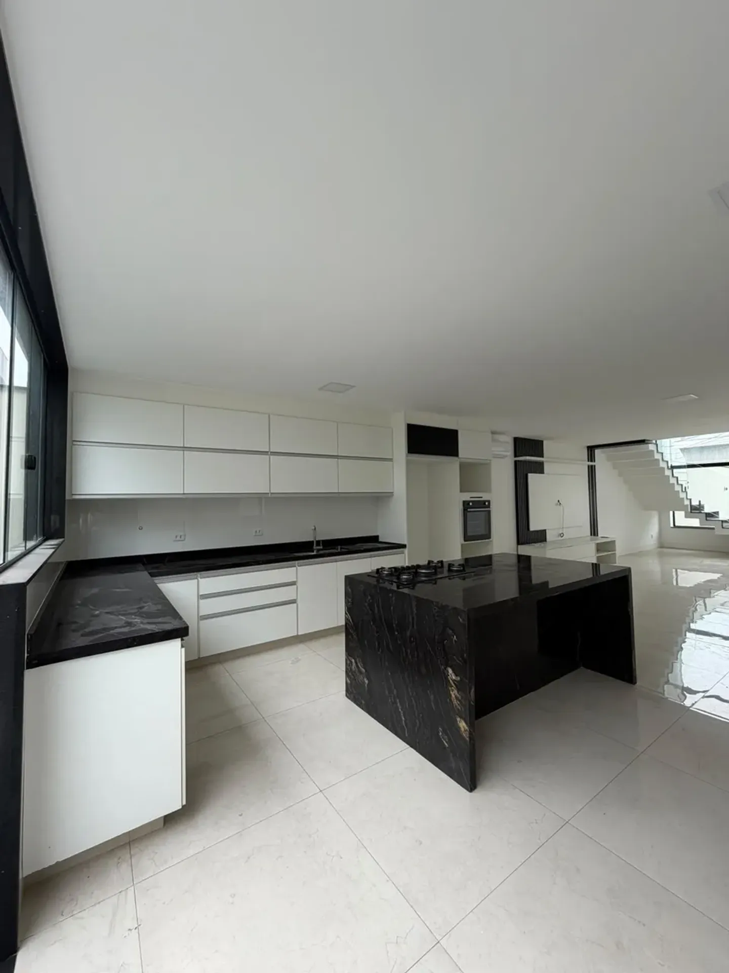 House, 370 m², with floor-to-ceiling windows — photo 3