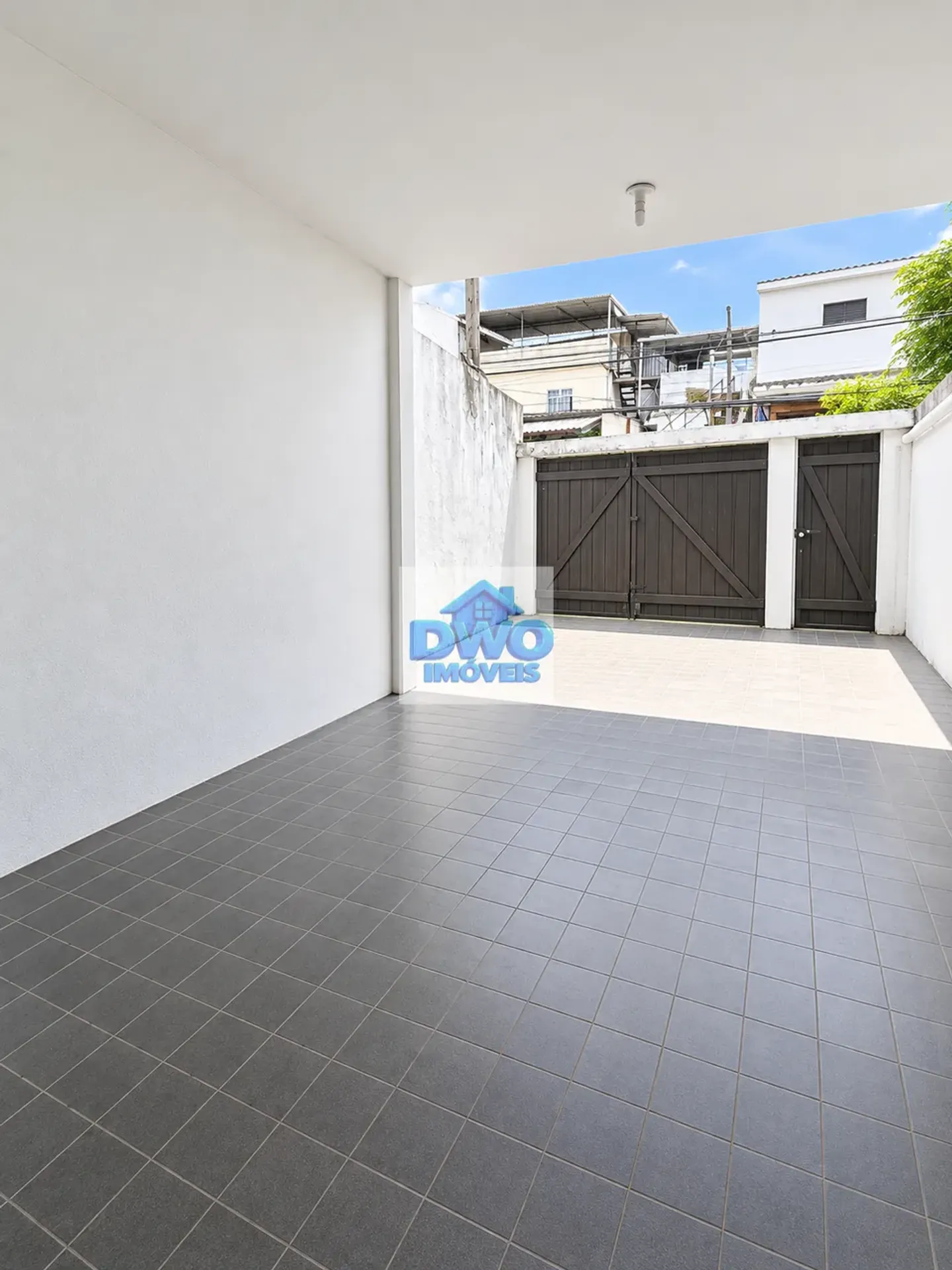 House, 200 m², with a glass-enclosed balcony — photo 21