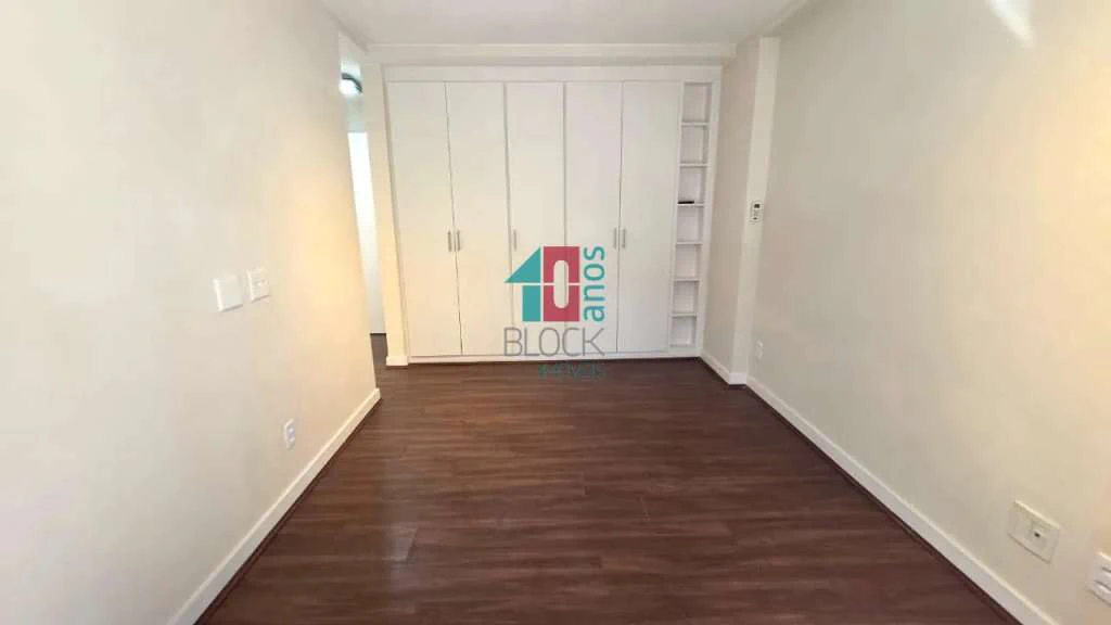 4-bedroom apartment with a glassed-in balcony — photo 16