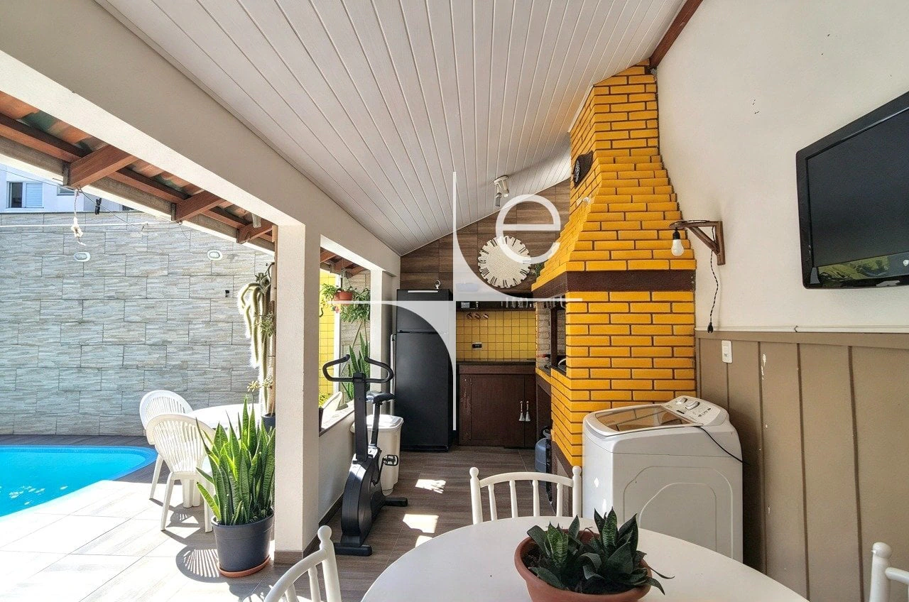 3-bedroom house with a grill on the balcony in Florianópolis — photo 19
