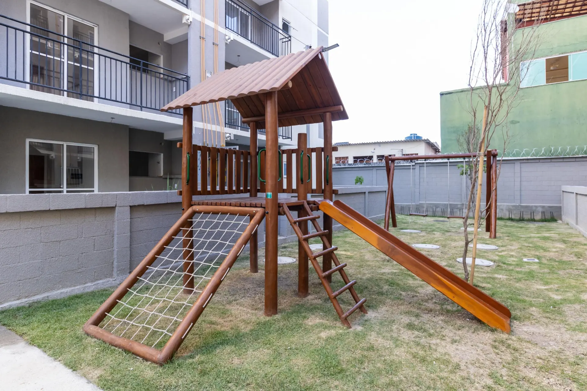 2-bedroom apartment in a building with a pool — photo 29