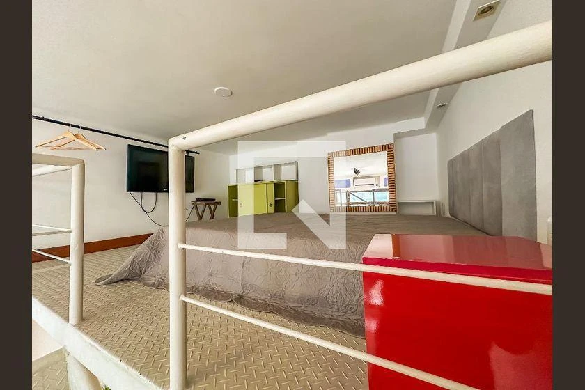 Furnished studio, 30 m², with floor-to-ceiling windows — photo 4