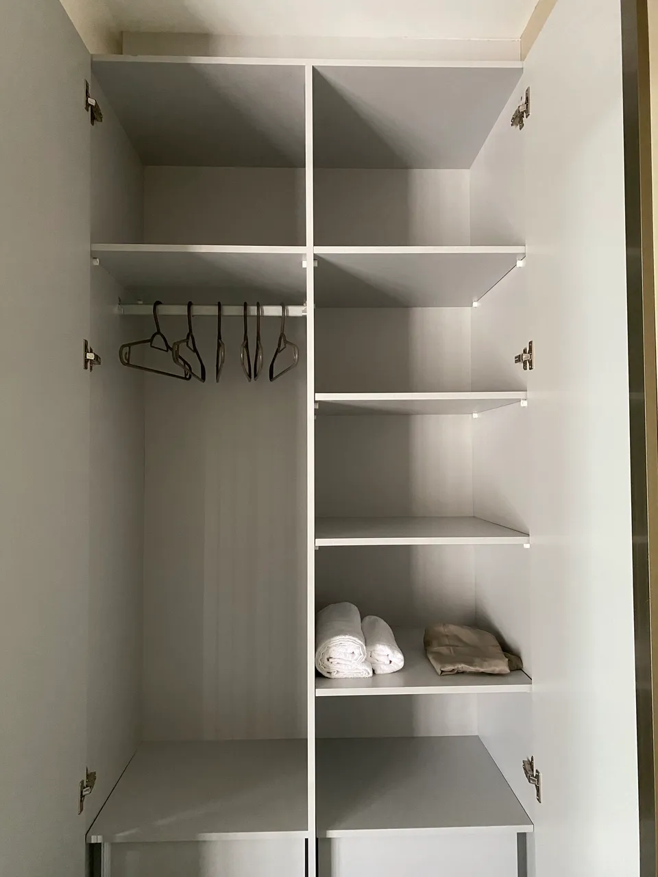 Furnished 1-bedroom apartment with a ready desk and parking — photo 8