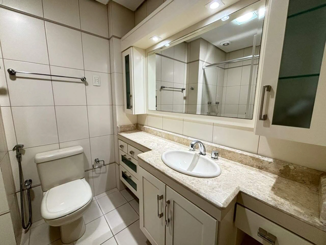 Furnished apartment, 122 m², with a glass-enclosed balcony — photo 23