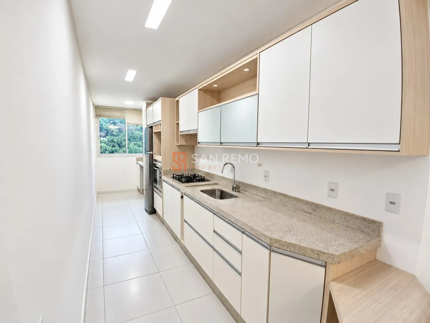 Glass-enclosed balcony in a 3-bedroom apartment, 120 m² — photo 4