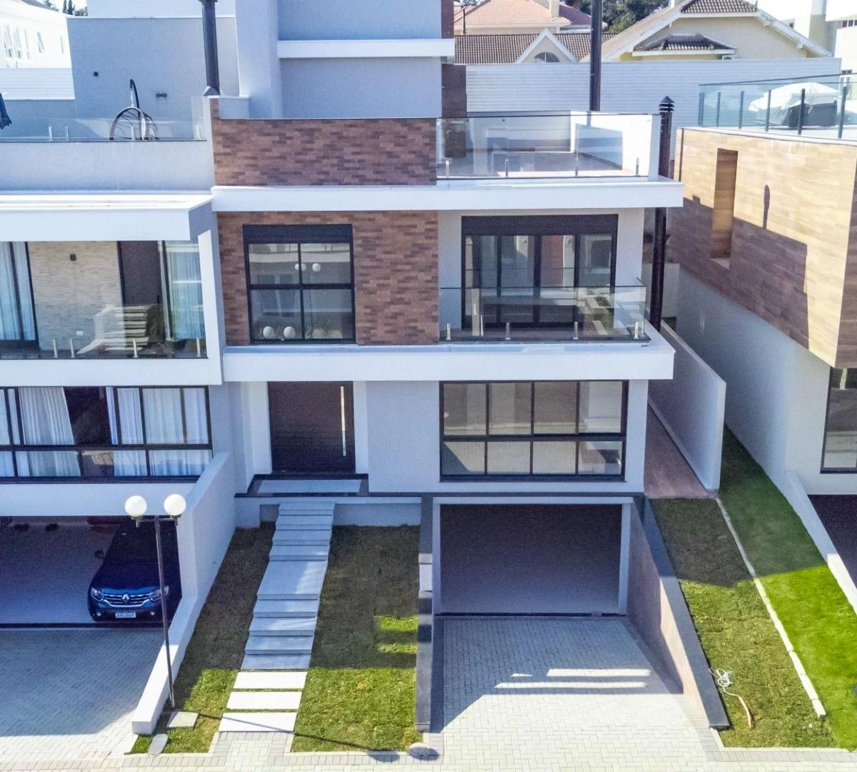 Modern house with 4 en-suite bedrooms and 6 parking spots — photo 18