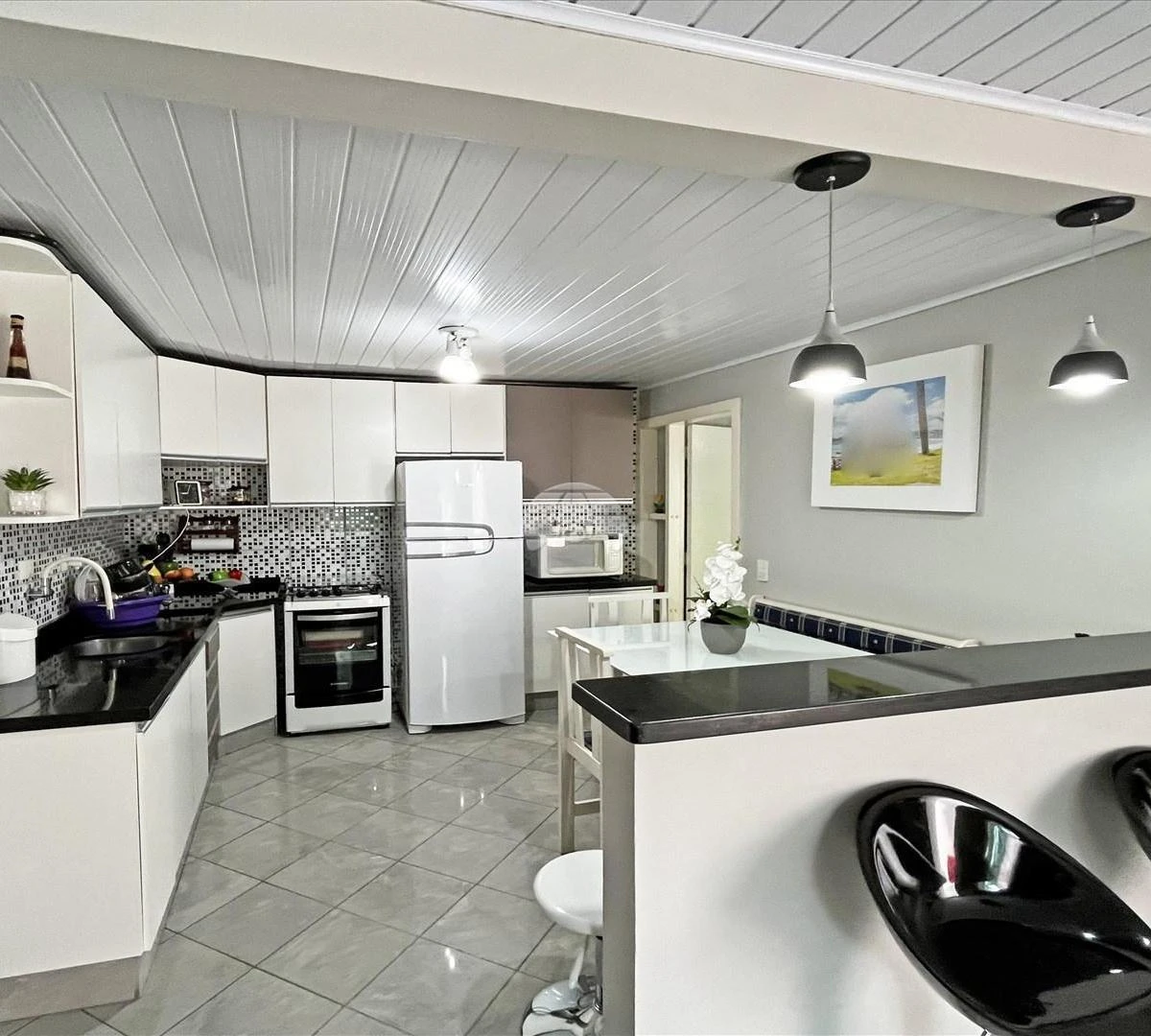 Balcony with a grill in a one-bedroom house, 40 m² — photo 2