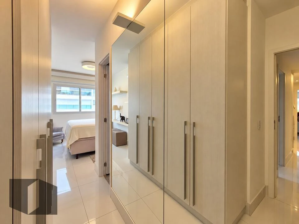 Bathtub in a 4-bedroom apartment, 226 m² — photo 31