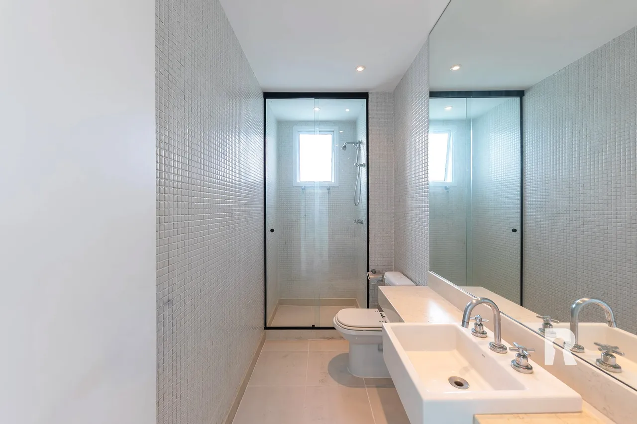 4-bedroom, 5-bath apartment with a balcony — photo 12