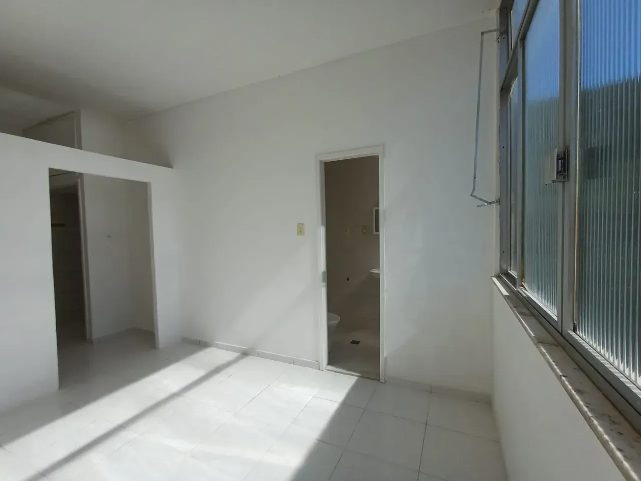 Studio conjugado com 1 quarto e box de vidro no banheiro — photo 10