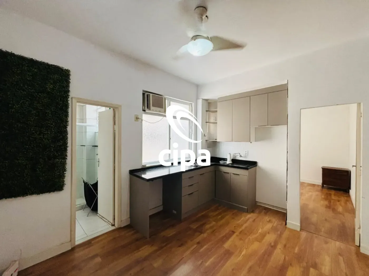 One-bedroom apartment with wood or laminate floors — photo 7
